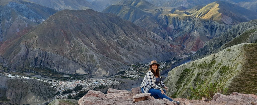 Mujer en viaje de treking