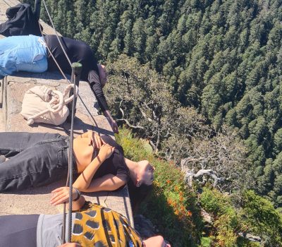 chicas-mirador-cuervo-meditacion